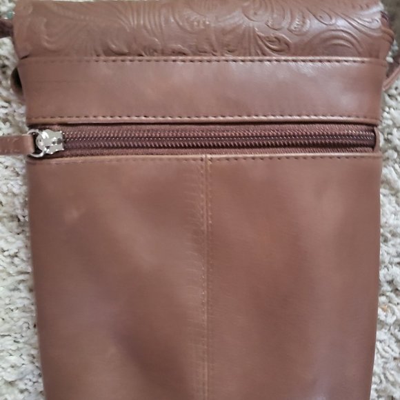 ili New York RFID Crossbody Bag - Picture 3 of 7